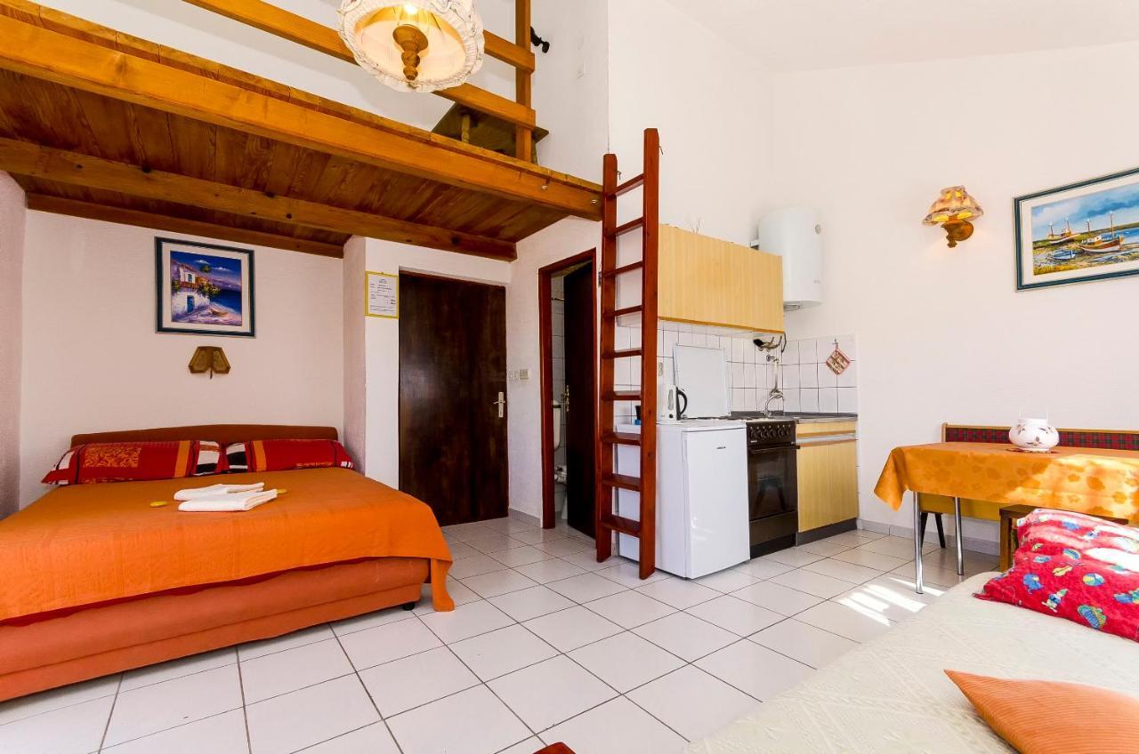 Apartments Pera Ражань Екстер'єр фото